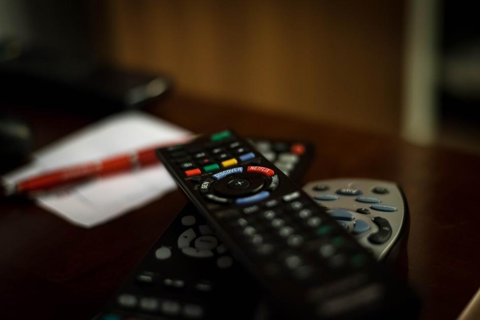 Imagen de dos controles remotos de televisión Imagen de dos controles remotos de televisión
