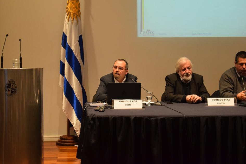 Lic. Enrique Ros de URSEC Foto de Enrique Ros haciendo la presentación