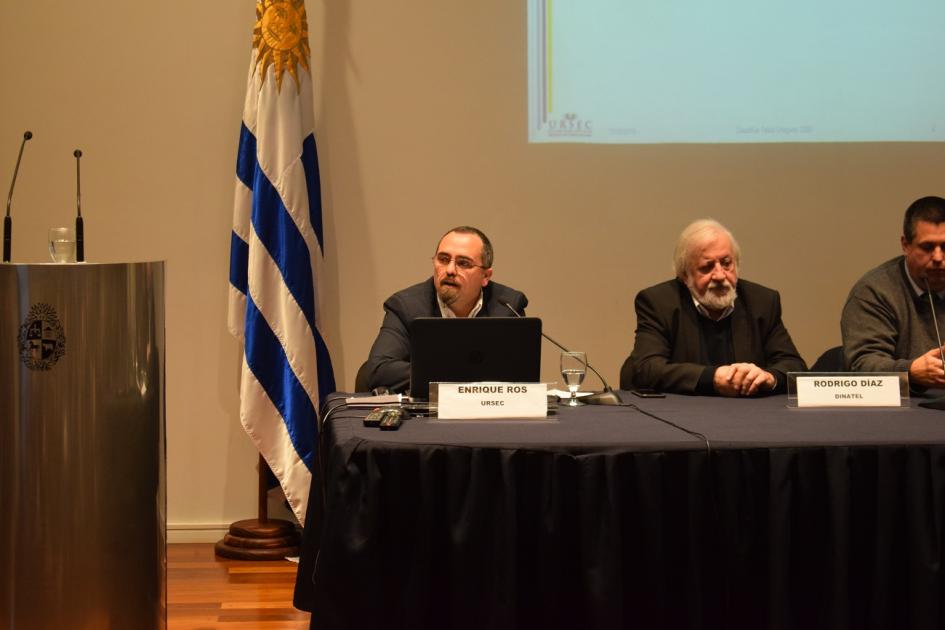 Foto de Enrique Ros haciendo la presentación