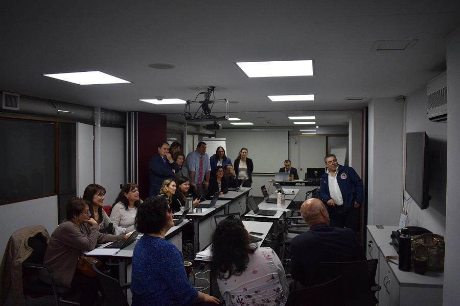 Foto de los participantes dialogando con Serrana Bassini por Skype