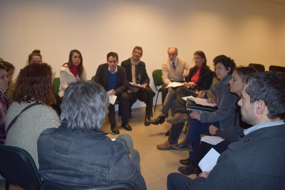Foto de un grupo discutiendo las preguntas