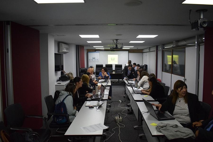 Participantes trabajando en sus artículos Foto de participantes trabajando