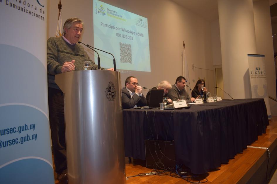 Foto de uno de los participantes presentando las ideas de su grupo