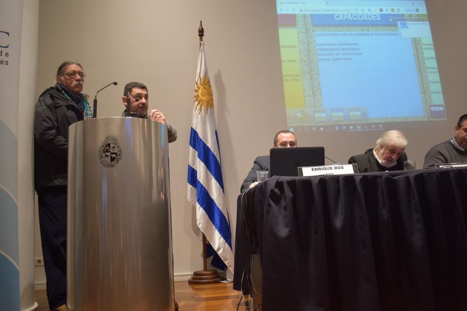 Foto de uno de los participantes presentando las ideas de su grupo