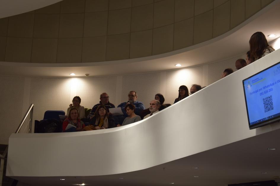 Foto de uno de los participantes presentando las ideas de su grupo