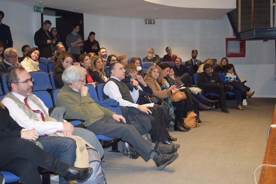 Foto del Tec. Mauro Ríos presentando las ideas de su grupo