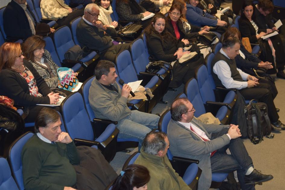 Foto de uno de los participantes presentando las ideas de su grupo