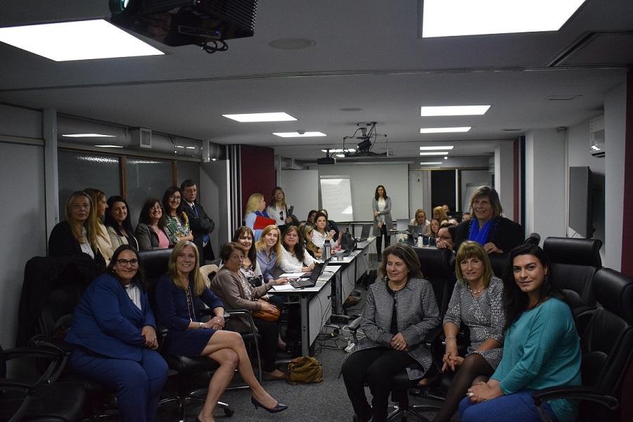 Participantes y mujeres destacadas presentes en el acto de apertura Foto de participantes y mujeres destacadas presentes