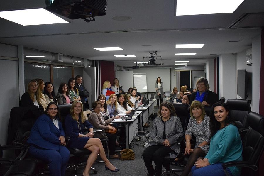 Foto de participantes y mujeres destacadas presentes