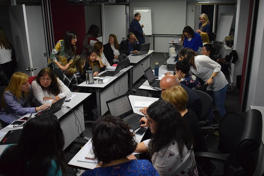 Foto de participantes trabajando 