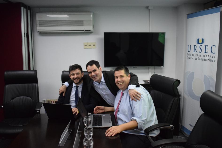 Director de URSEC Dr. Nicolás Cendoya y funcionarios de URSEC editando Foto de Director de URSEC Nicolás Cendoya y funcionarios de URSEC editando