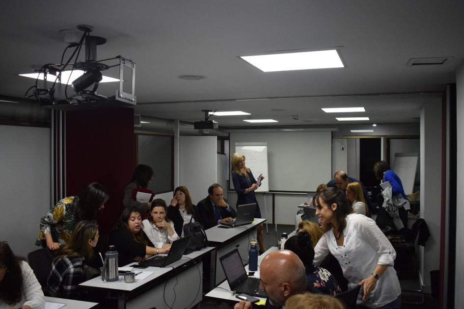 Participantes editando Foto durante el evento
