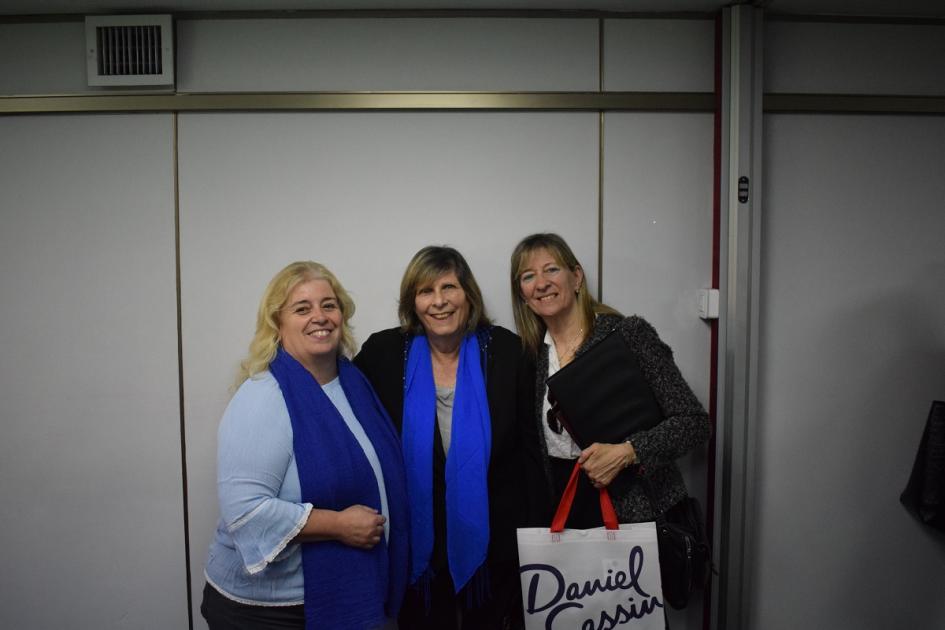 Foto de la Dra. Dora Szafir con sus editoras durante el evento