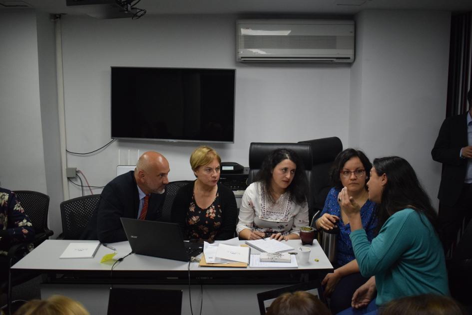 Foto de Josefina González y sus editores de la Comisión de Género del Correo Uruguayo