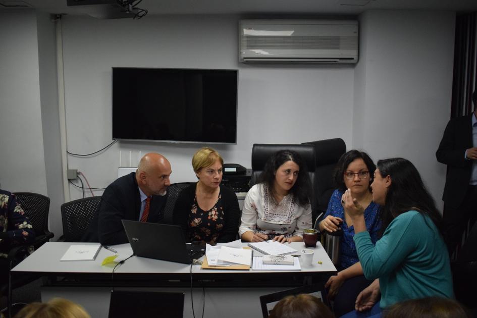 Lic. Josefina González y sus editores de la Comisión de Género del Correo Uruguayo Foto de Josefina González y sus editores de la Comisión de Género del Correo Uruguayo