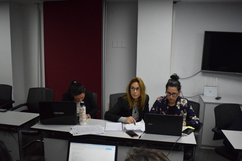 Foto de María Noel Cuello de ISOS editando