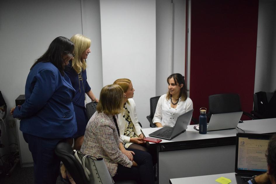 Foto de Valeria Mina explicando cómo editar a representantes de Claro