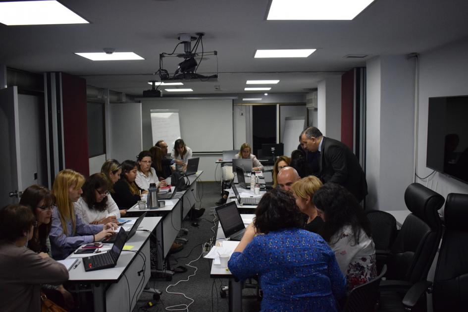 Participantes editando durante el evento Foto de participantes durante el evento