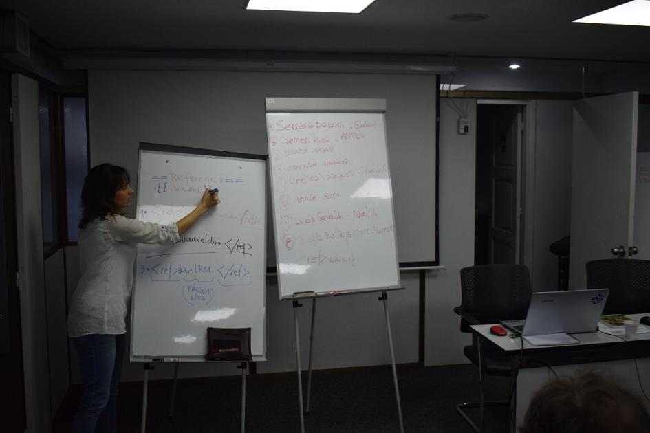 Foto de Prof. Valeria Mina explicando cómo referenciar en Wikipedia