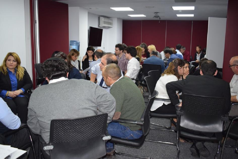 Taller sobre derechos en telecomunicaciones y URSEC foto de funcionarios de URSEC trabajando en grupos durante el taller