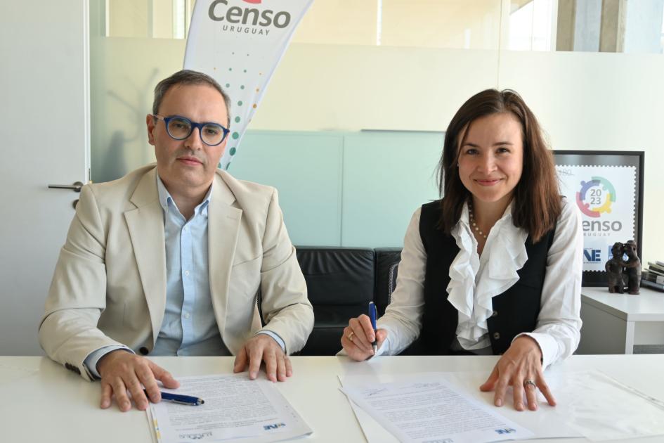 Diego Aboal, Director Técnico del INE y Mercedes Aramendía, Presidenta de URSEC Foto de Diego Aboal del INE y Mercedes Aramendía de URSEC antes de firmar