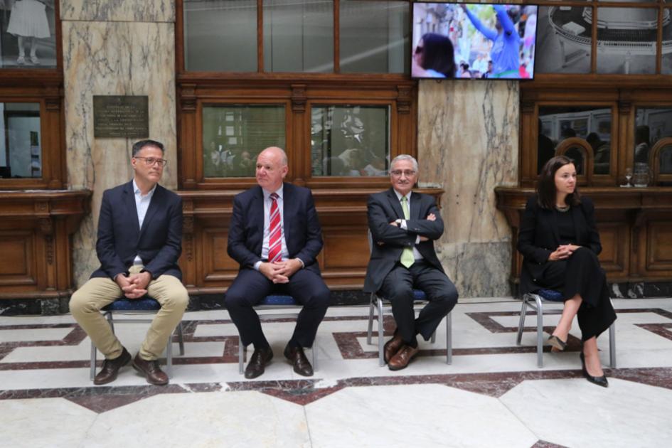 Foto de autoridades de Correo, del MIEM y de Ursec durante la ceremonia