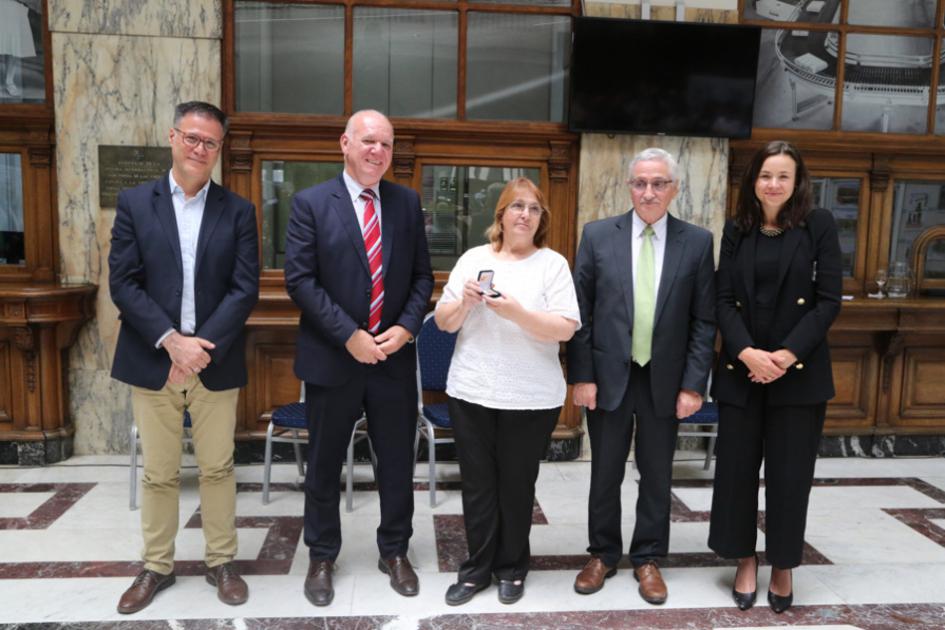 Autoridades del Correo Uruguayo, del MIEM y de Ursec durante la ceremonia Foto de autoridades de Correo, del MIEM y de Ursec durante la ceremonia