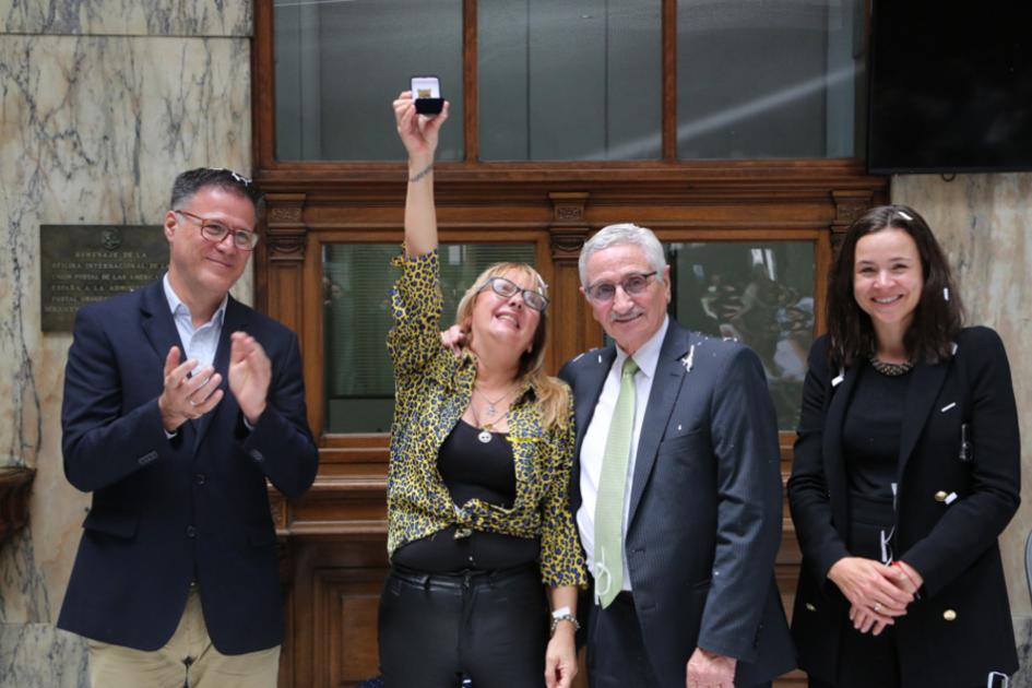 Foto de autoridades de Correo y de Ursec durante la ceremonia