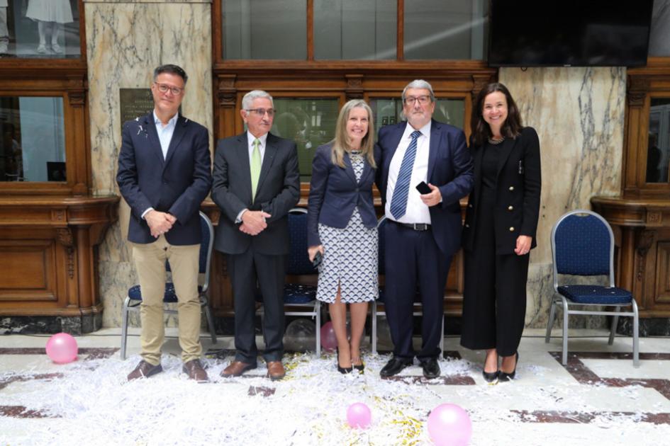 Autoridades del Correo Uruguayo y de Ursec durante la ceremonia Foto de autoridades de Correo y de Ursec durante la ceremonia