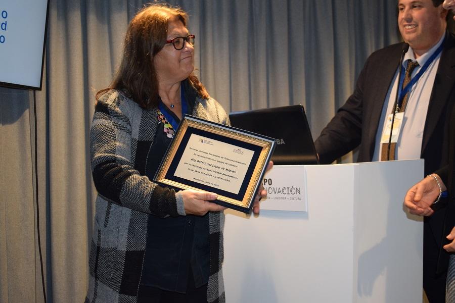 Foto de la Directora del Liceo de Migues recibiendo placa