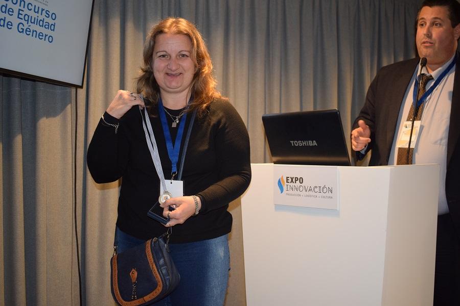 Soledad González, docente responsable de "Mig Botics" Foto de la profesora de informática recibiendo medalla