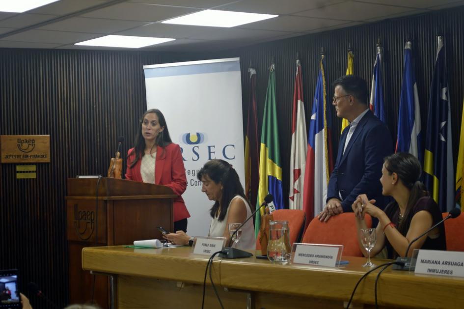 Claro recibiendo el premio Claro recibiendo el premio