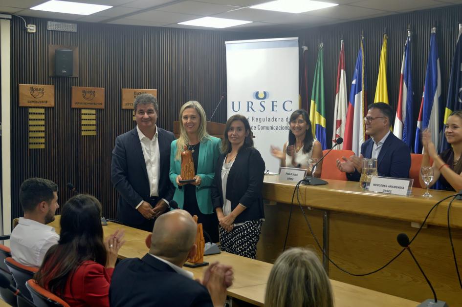 Cablevisión recibiendo el premio Cablevisión recibiendo el premio