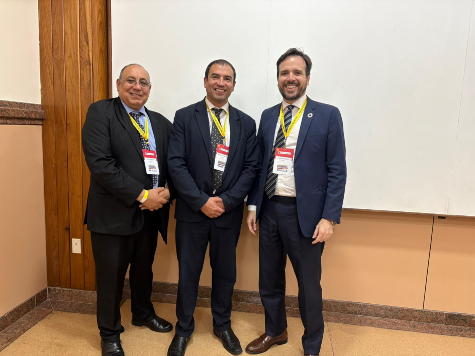 Héctor Budé, Dr. Bruno Fernández Vicepresidente de Ursec y Carlos Baigorri Presidente de Anatel Héctor Budé, Dr. Bruno Fernández Vicepresidente de Ursec y Carlos Baigorri Presidente de Anatel