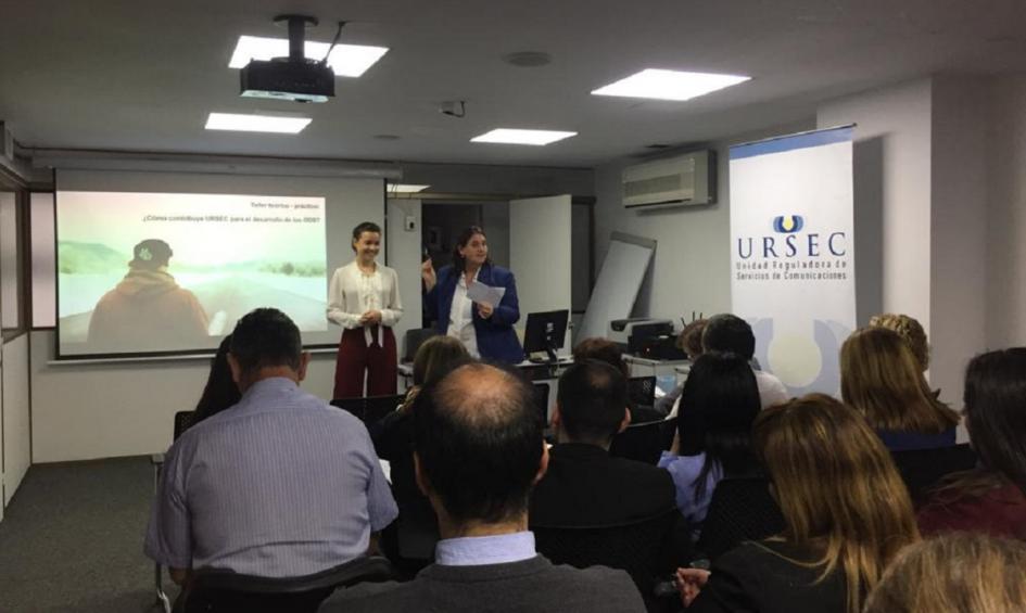 Dra. Mercedes Aramendía exponiendo el tema ante los funcionarios de URSEC Foto de Mercedes Aramendía exponiendo ante los funcionarios de URSEC