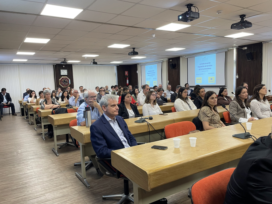 Público presente en los bloques de servicios de telecomunicaciones