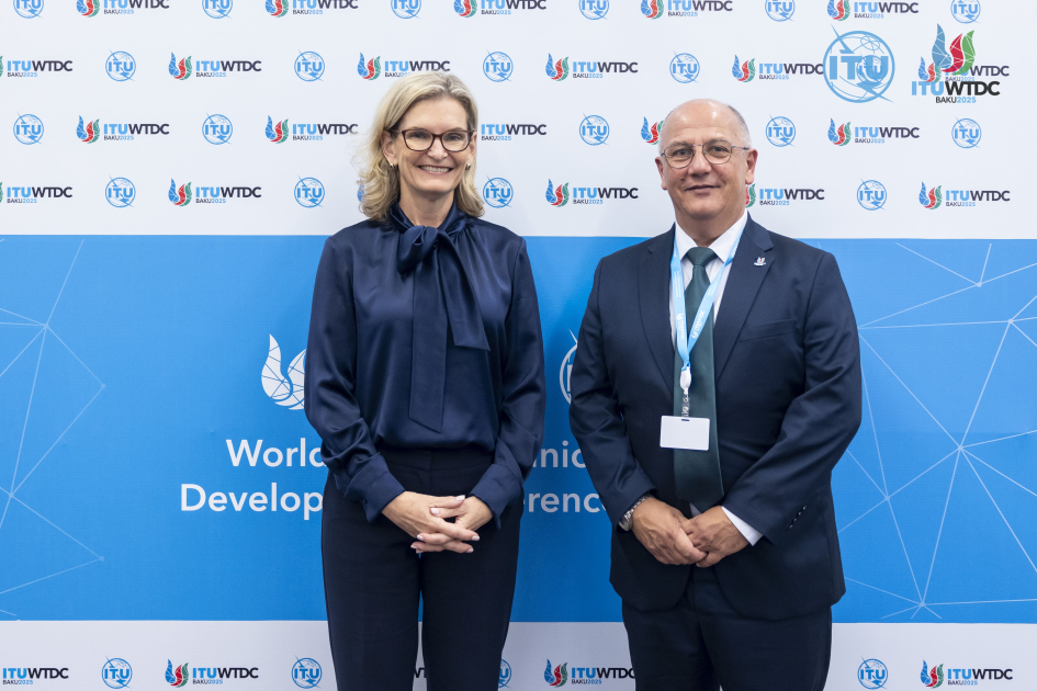 Doreen Bogdan-Martin y Gonzalo Balseiro en la CMDT-25