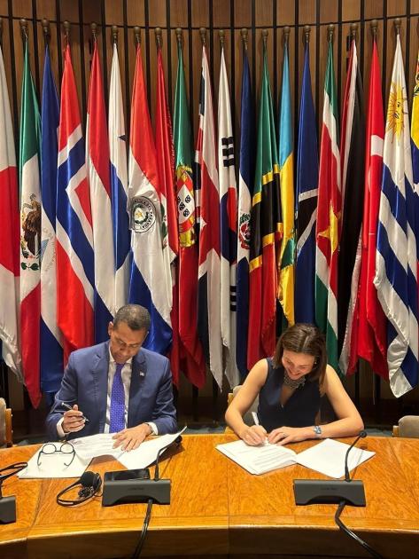 Autoridades de ambos reguladores firmando el Memorándum de Entendimiento Autoridades de ambos reguladores firmando el Memorándum de Entendimiento