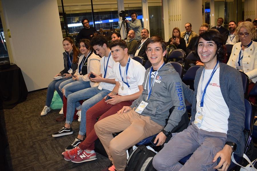 Estudiantes del equipo "Mig Botics" Foto de estudiantes del equipo Mig Motics
