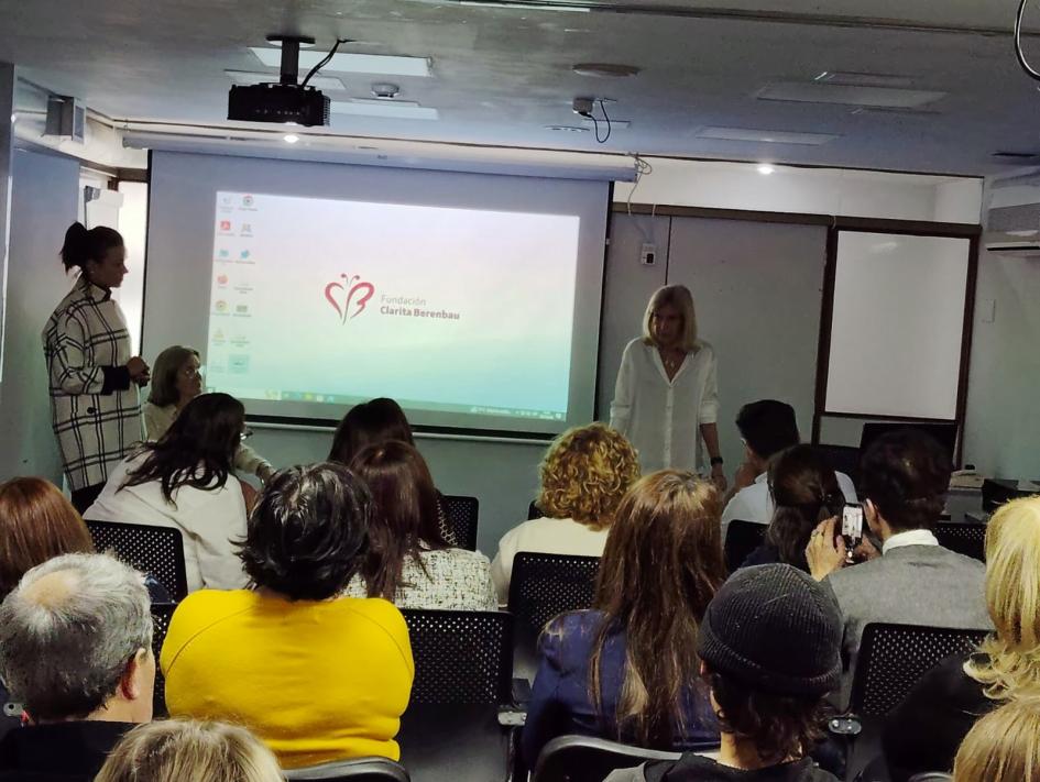 Funcionarios de URSEC escuchando la charla Funcionarios de URSEC escuchando la charla