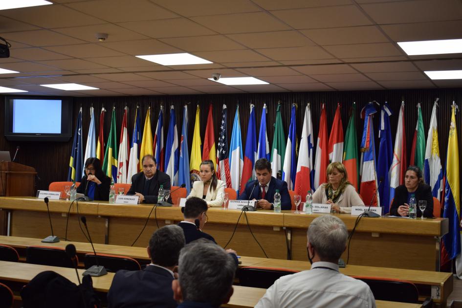 Imagen del evento con los expositores Imagen del evento con los expositores