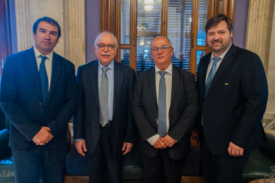 Dr. Bruno Fernández Iguini, Ing. Mario Maniewicz, Ec. Gonzalo Balseiro y Dr. Leandro Claramunt