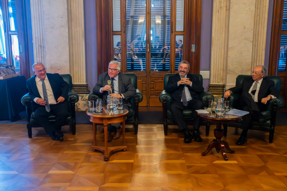 Ec. Gonzalo Balseiro, Dr. Fernando Pérez Tabó, Dr. Juan José Camelo y Ec. Mario Bergara.