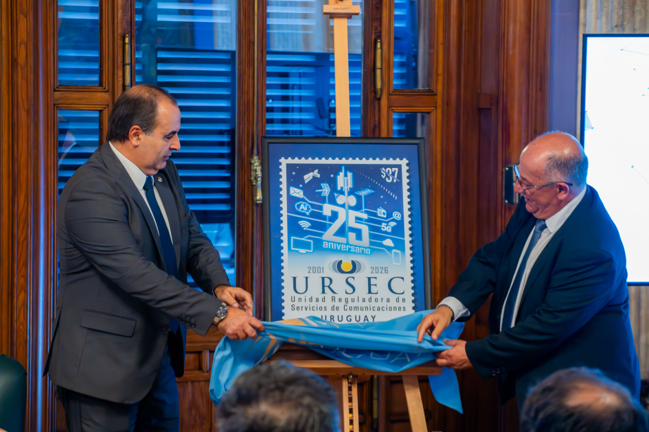 Arq. José Luis Pereira y Ec. Gonzalo Balseiro descubren la imagen del sello