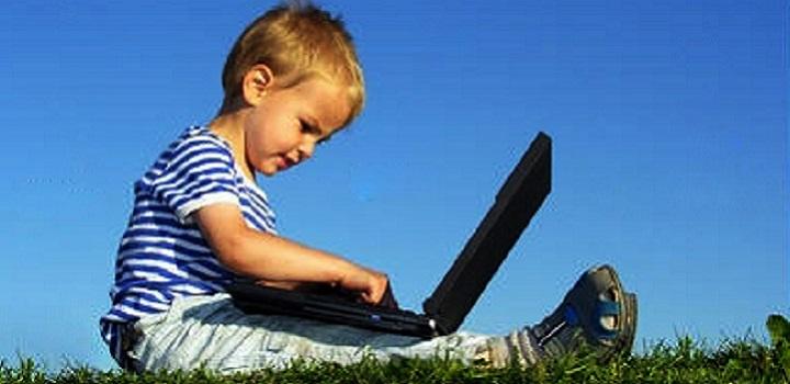 Imagen de un niño pequeño usando una computadora