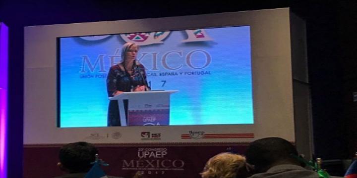 Carol Dolinkas agradece el reconocimiento Foto de Carol Dolinkas haciendo uso de la palabra en el evento