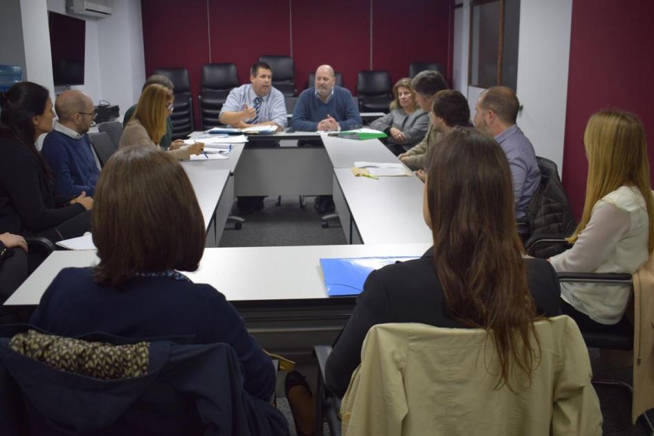 Foto de reunión entre representantes de los canales abiertos de Montevideo y autoridades de URSEC