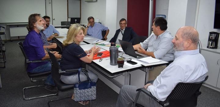 Autoridades de UDELAR y de URSEC Foto de autoridades de UDELAR y URSEC durante la reunión