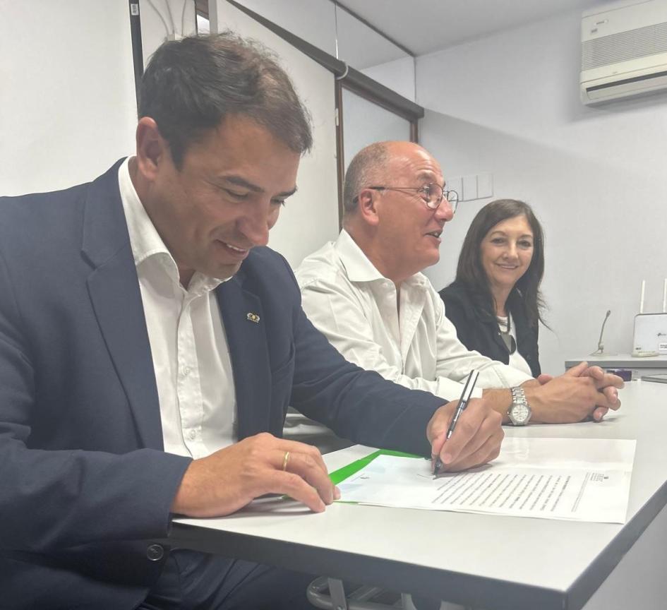 Vicepresidente de Ursec firmando Acta de Asunción junto al Presidente Asunción del Dr. Bruno Fernández, Vicepresidente de Ursec
