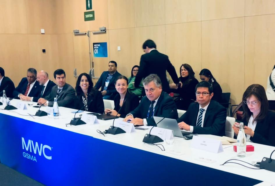 Foto de Ministro Ing. Omar Paganini y Presidenta de URSEC Dra. Mercedes Aramendía durante la reunión
